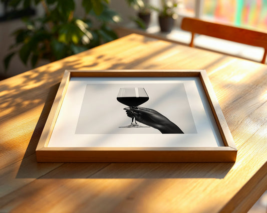 Weinglas Hand schwarzweiß