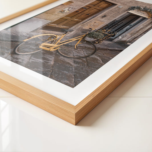 Gelbes Fahrrad vor Holztür