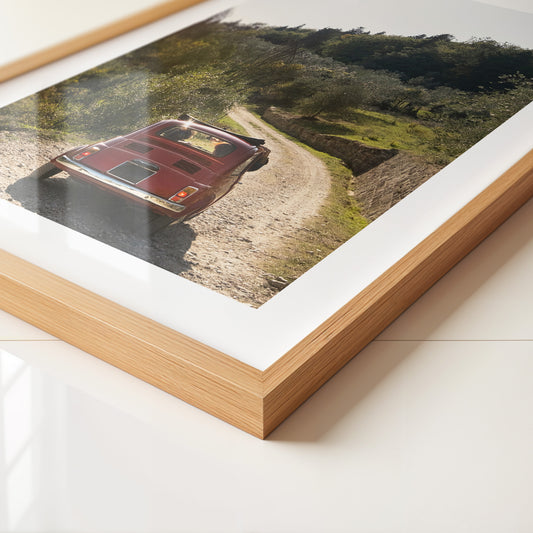 Rotes Auto ländlicher Weg