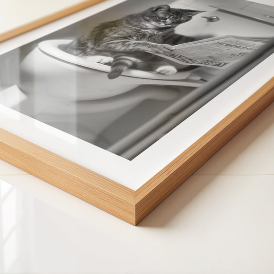 Zeitungslesende Katze S/W