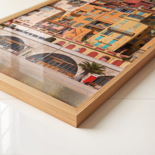 Bunte Häuserfassade am Meer