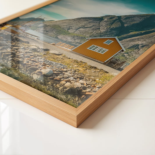 Gelbes Haus Bergkulisse