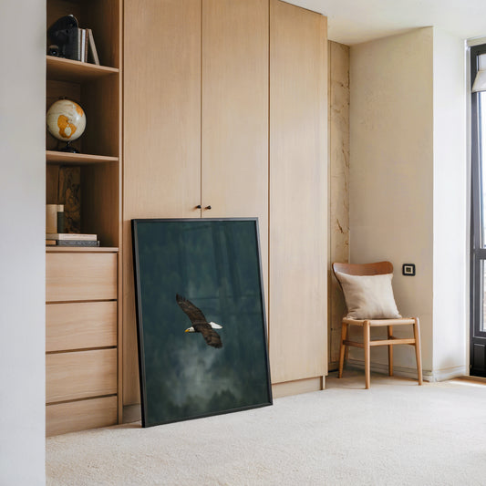 Adlerflug über grüner Wildnis