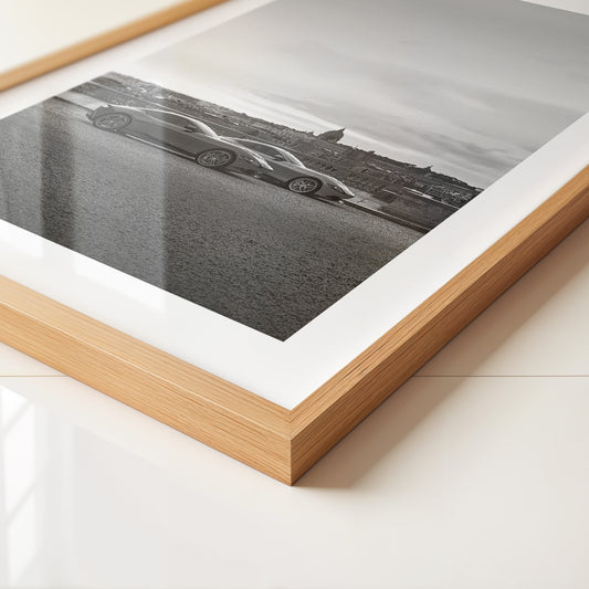 Zwei Sportwagen Stadtansicht S/W