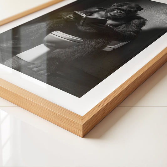 Gorilla liest Schwarzweiß