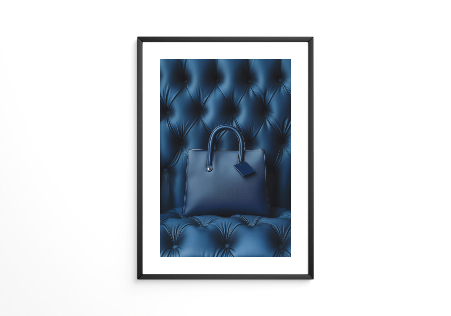 Blaue Tasche auf Polsterquadraten
