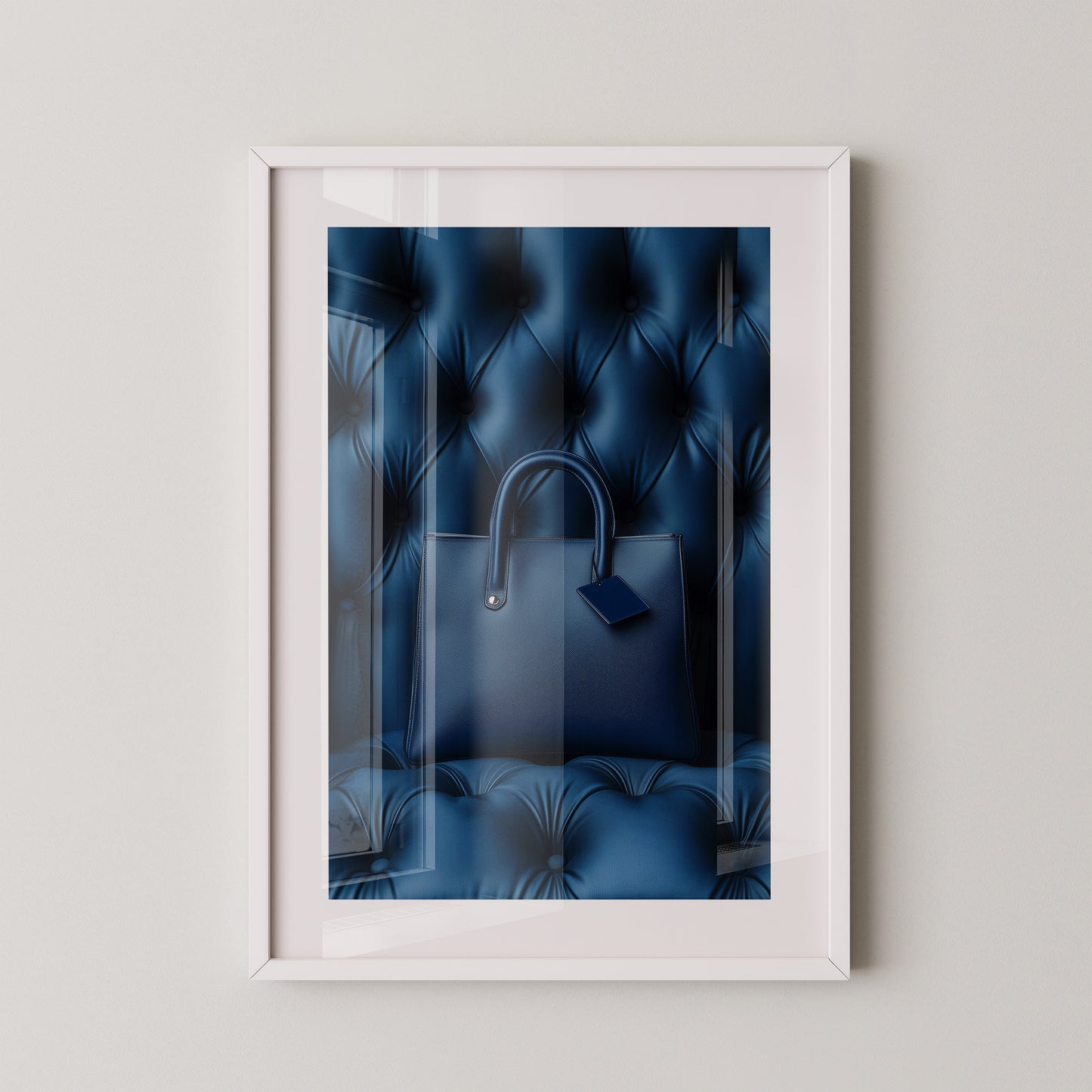 Blaue Tasche auf Polsterquadraten