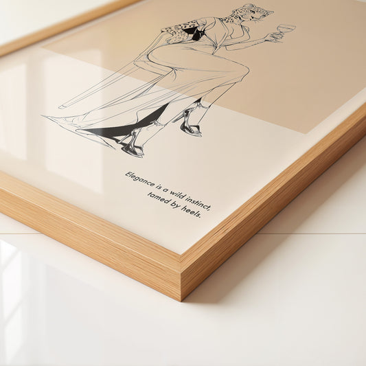 Leopard Frau elegant drinkend