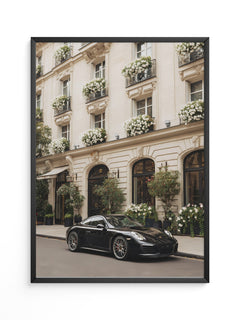 Porsche vor Pariser Blumenfassade