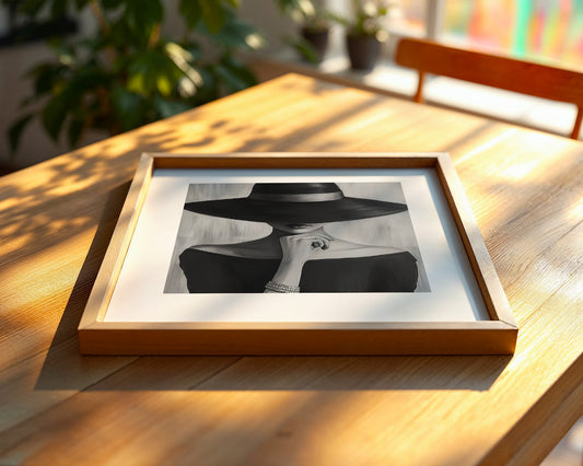 Frau mit Hut Schwarzweiß-Ästhetik