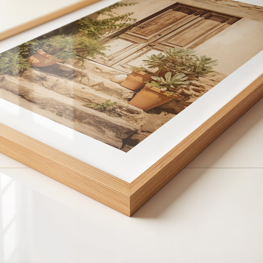 Rustikale Tür mit Pflanzen