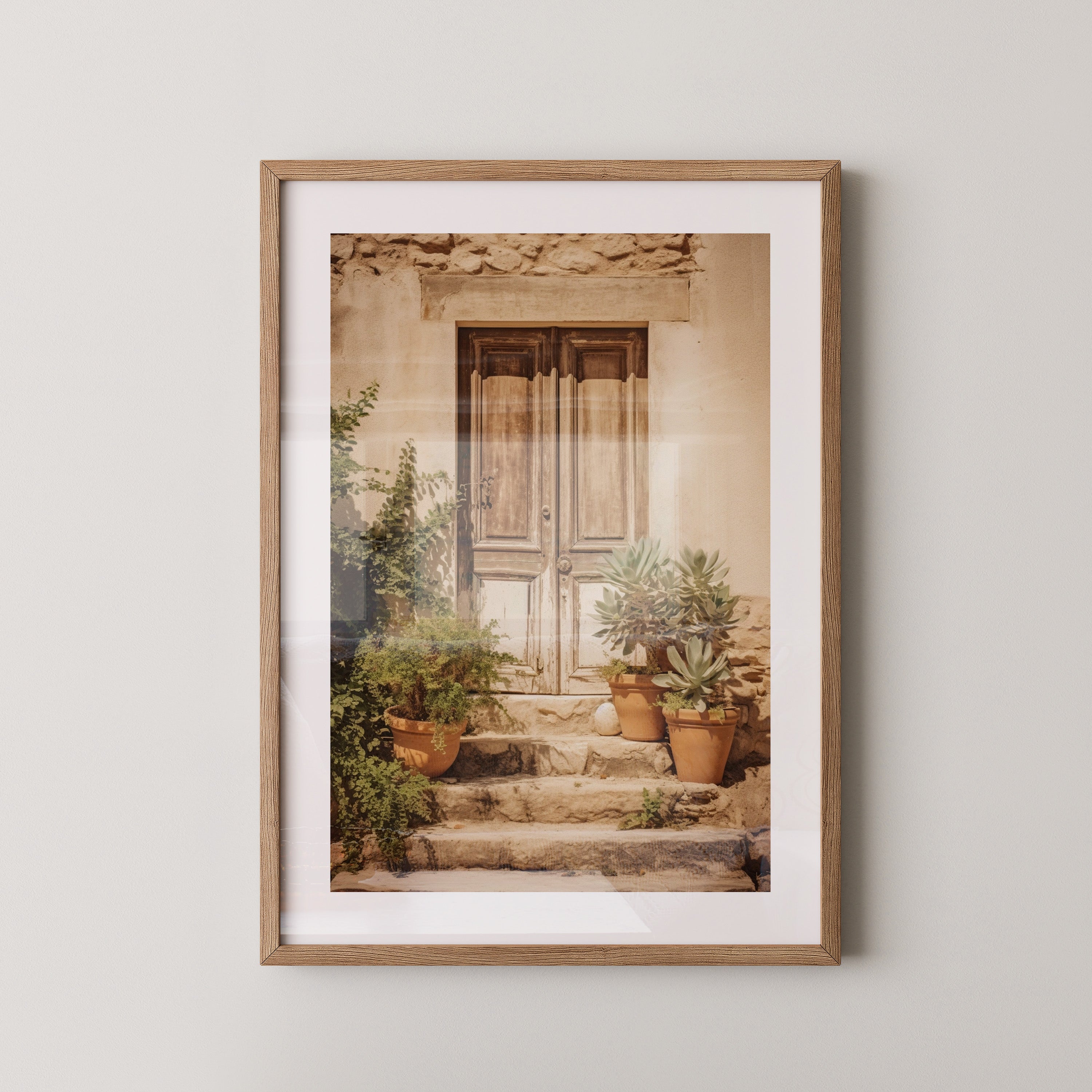 Rustikale Tür mit Pflanzen