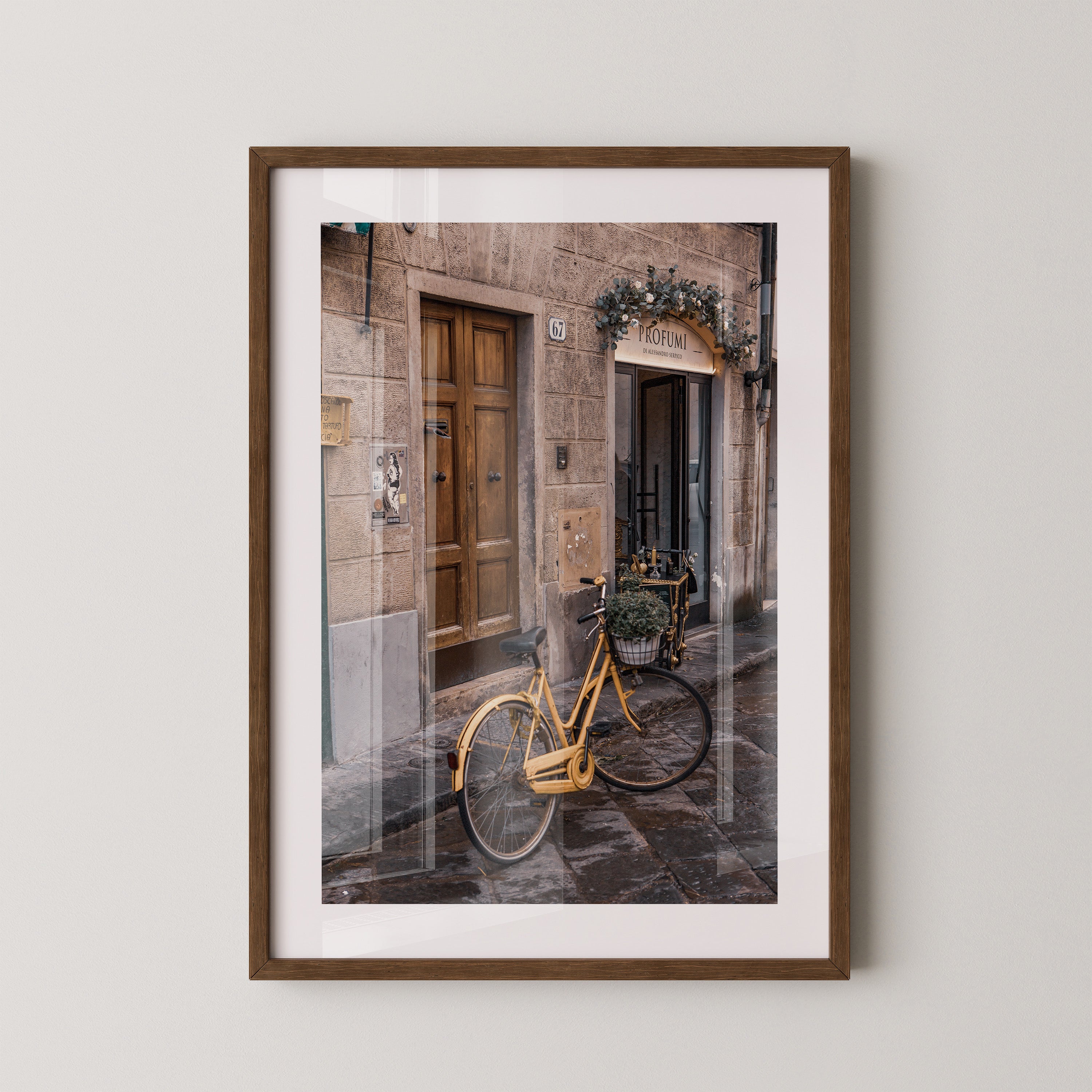 Gelbes Fahrrad vor Holztür