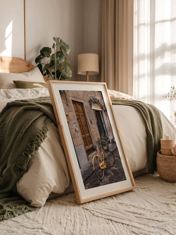 Gelbes Fahrrad vor Holztür
