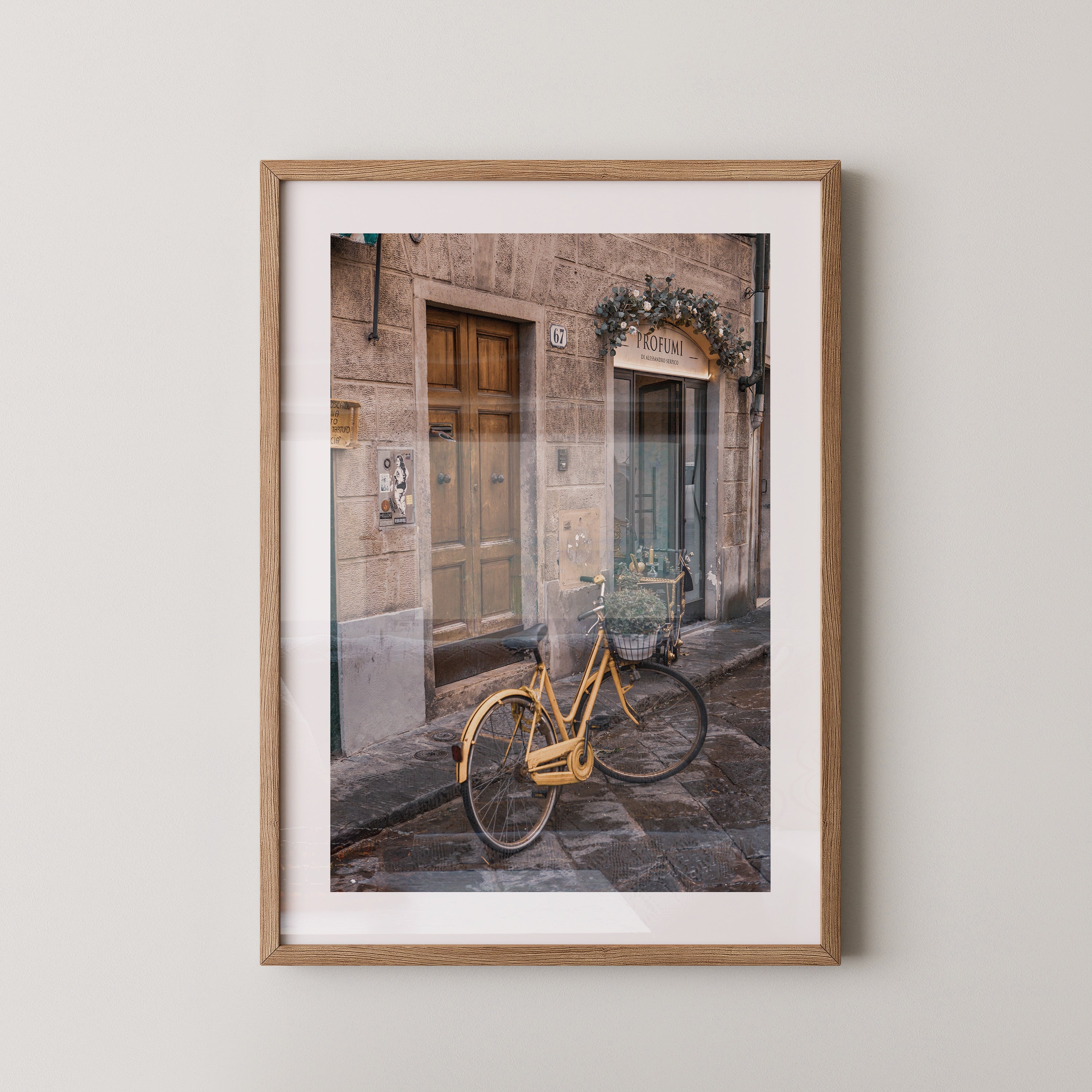 Gelbes Fahrrad vor Holztür