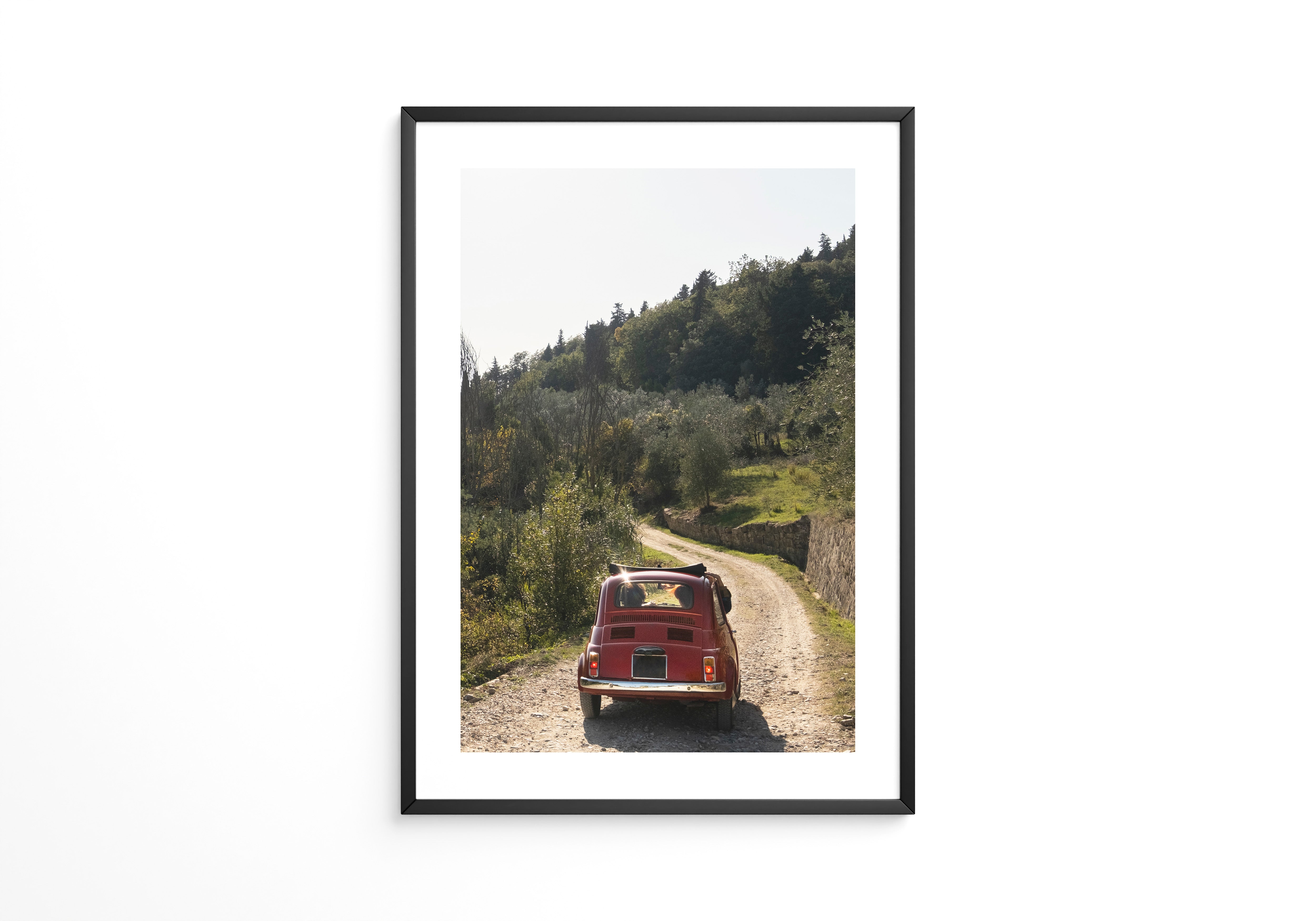 Rotes Auto ländlicher Weg