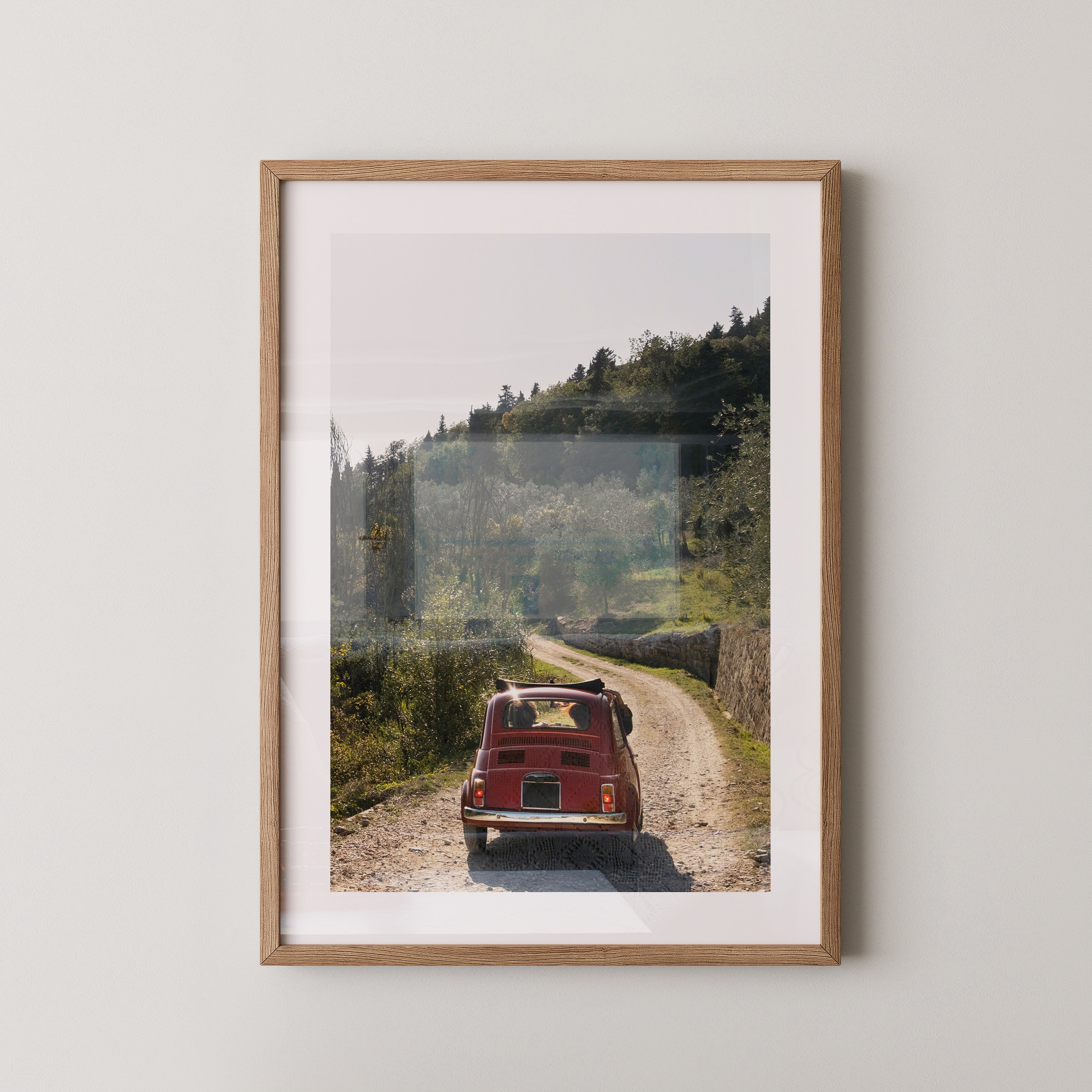 Rotes Auto ländlicher Weg