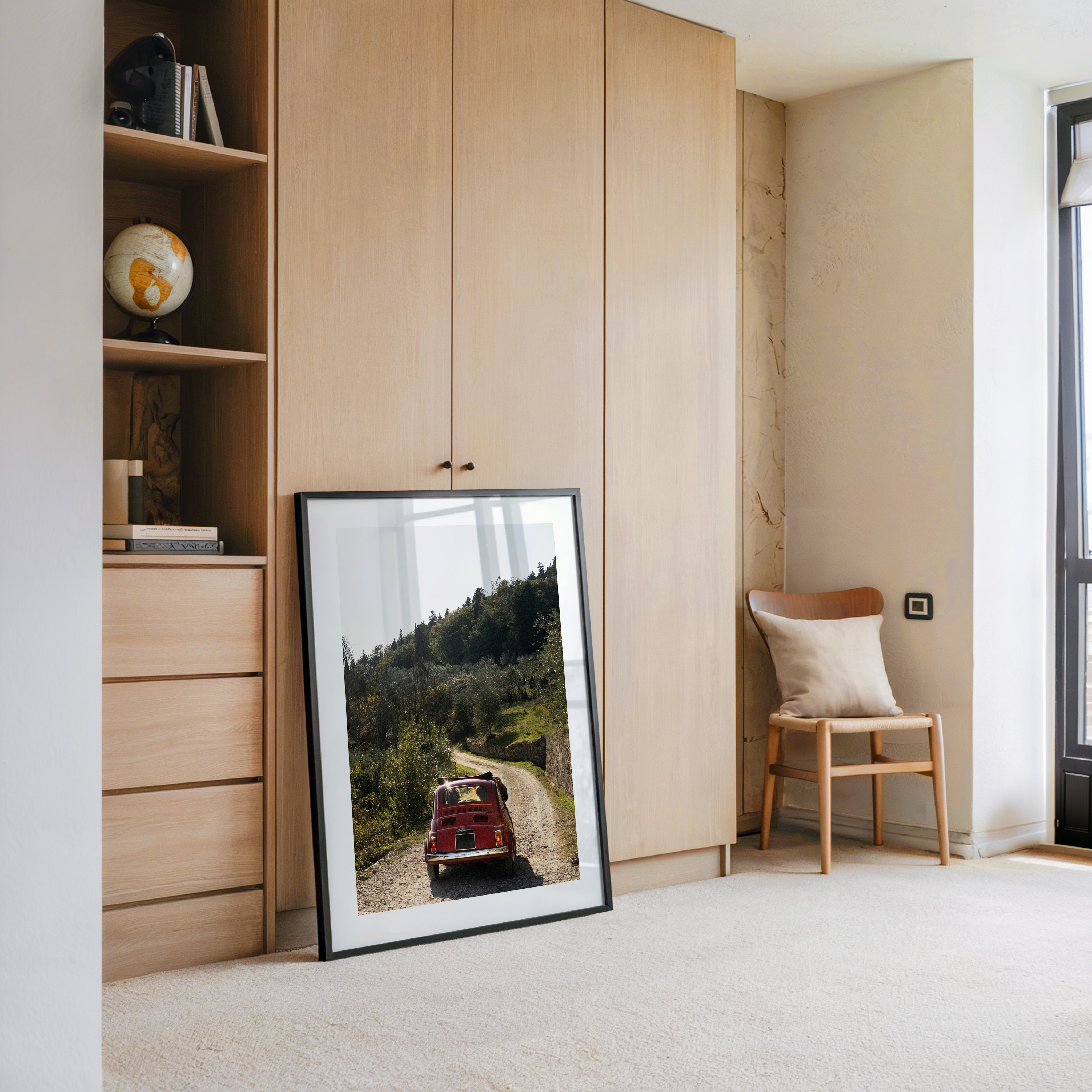 Rotes Auto ländlicher Weg