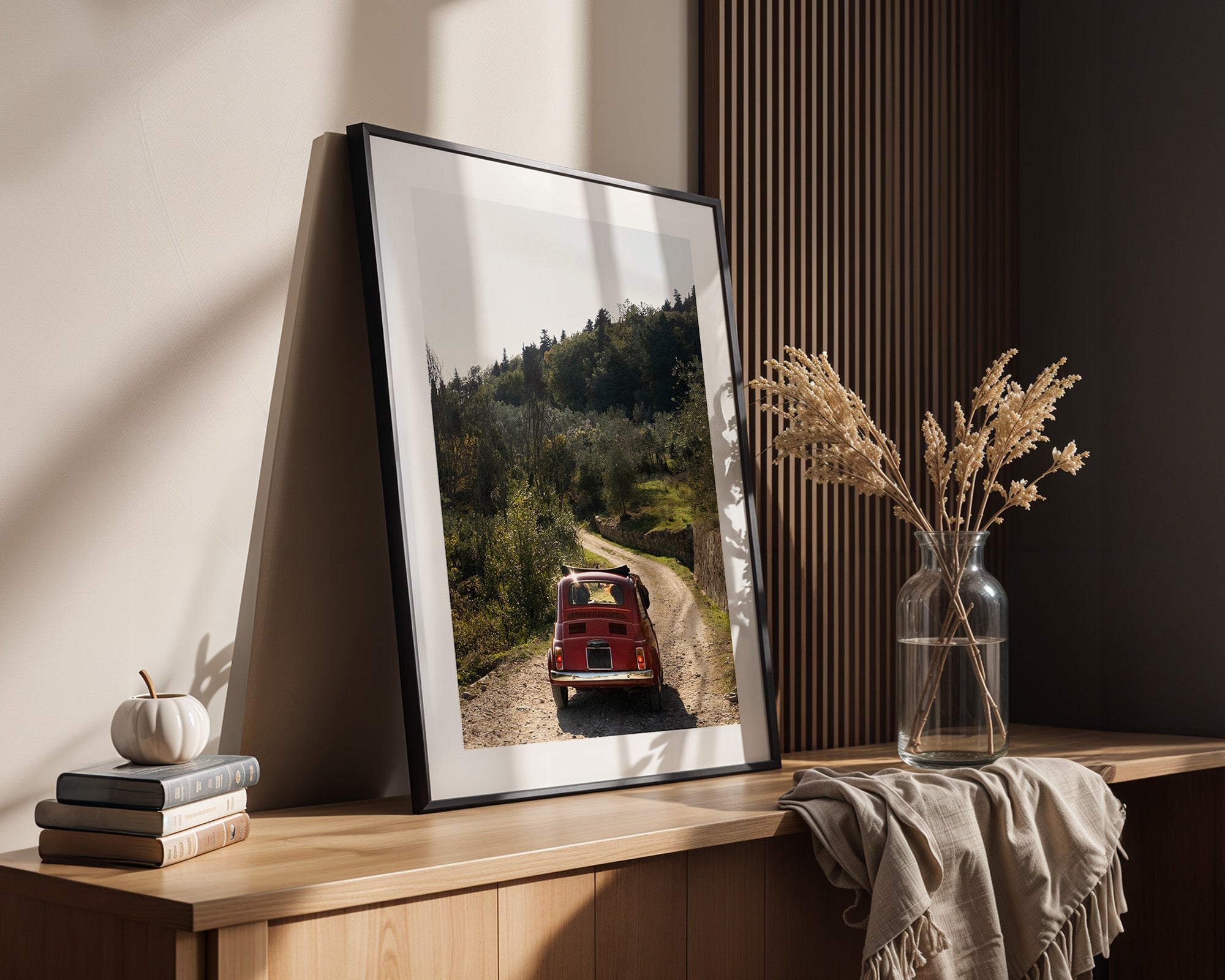 Rotes Auto ländlicher Weg