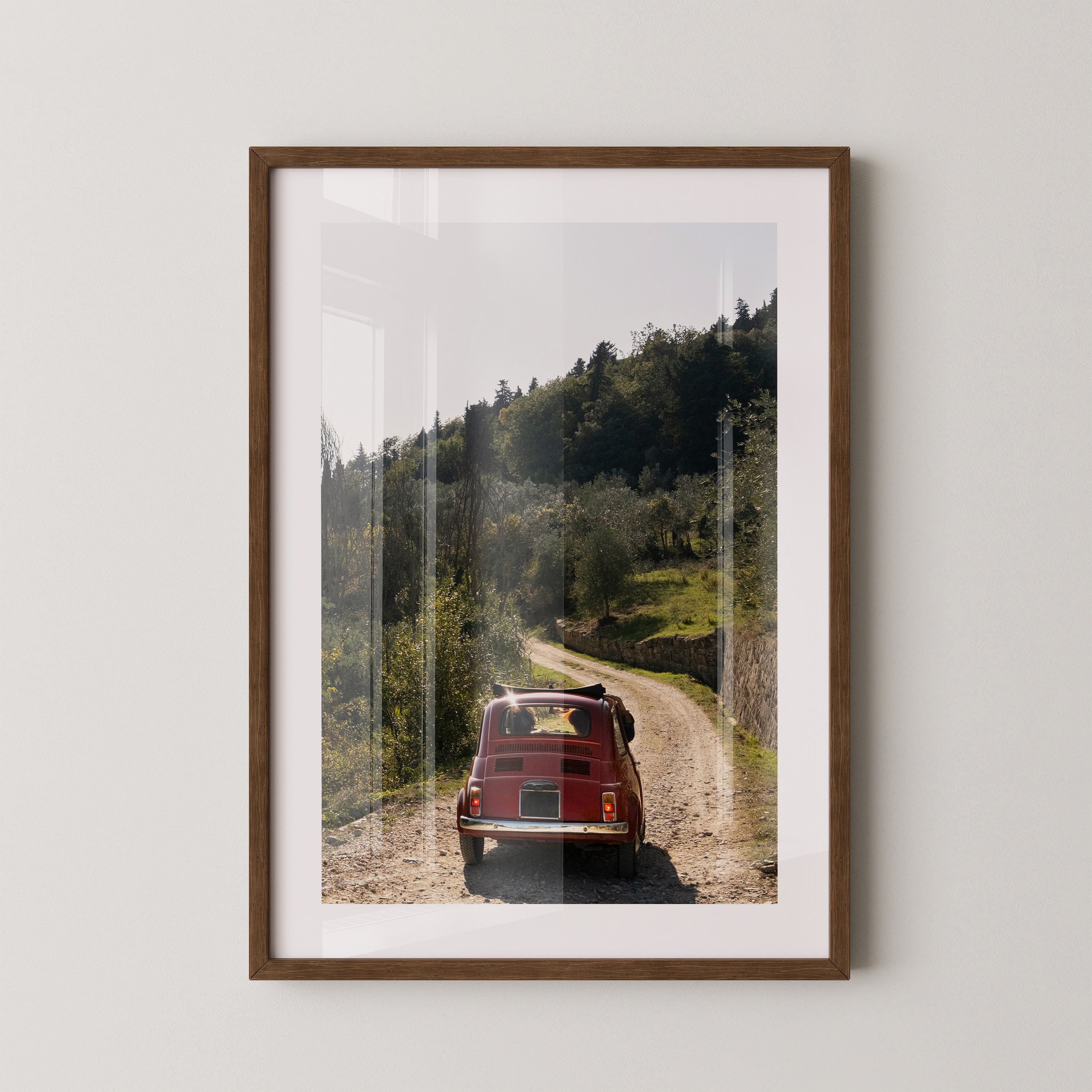 Rotes Auto ländlicher Weg