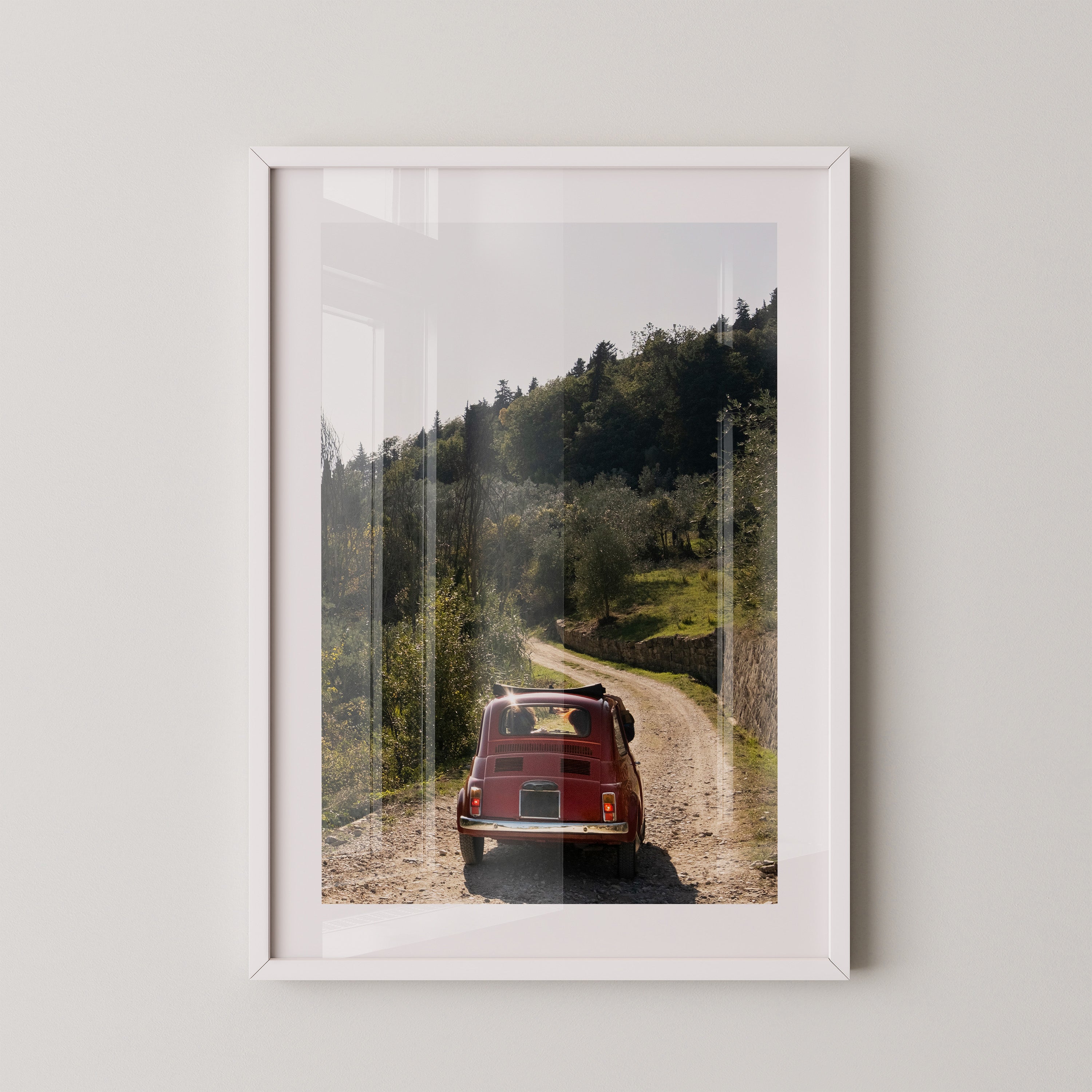 Rotes Auto ländlicher Weg