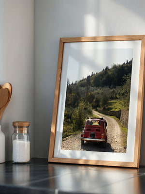 Rotes Auto ländlicher Weg