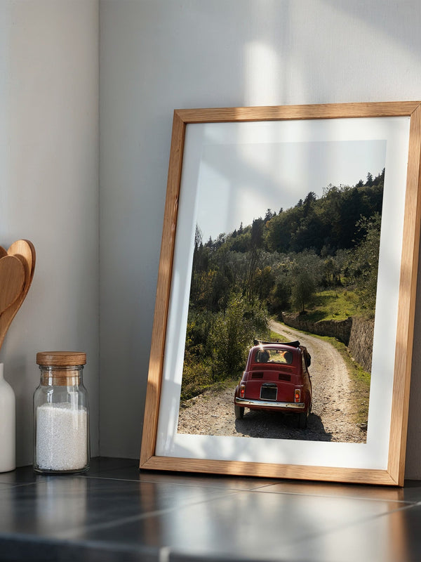 Rotes Auto ländlicher Weg