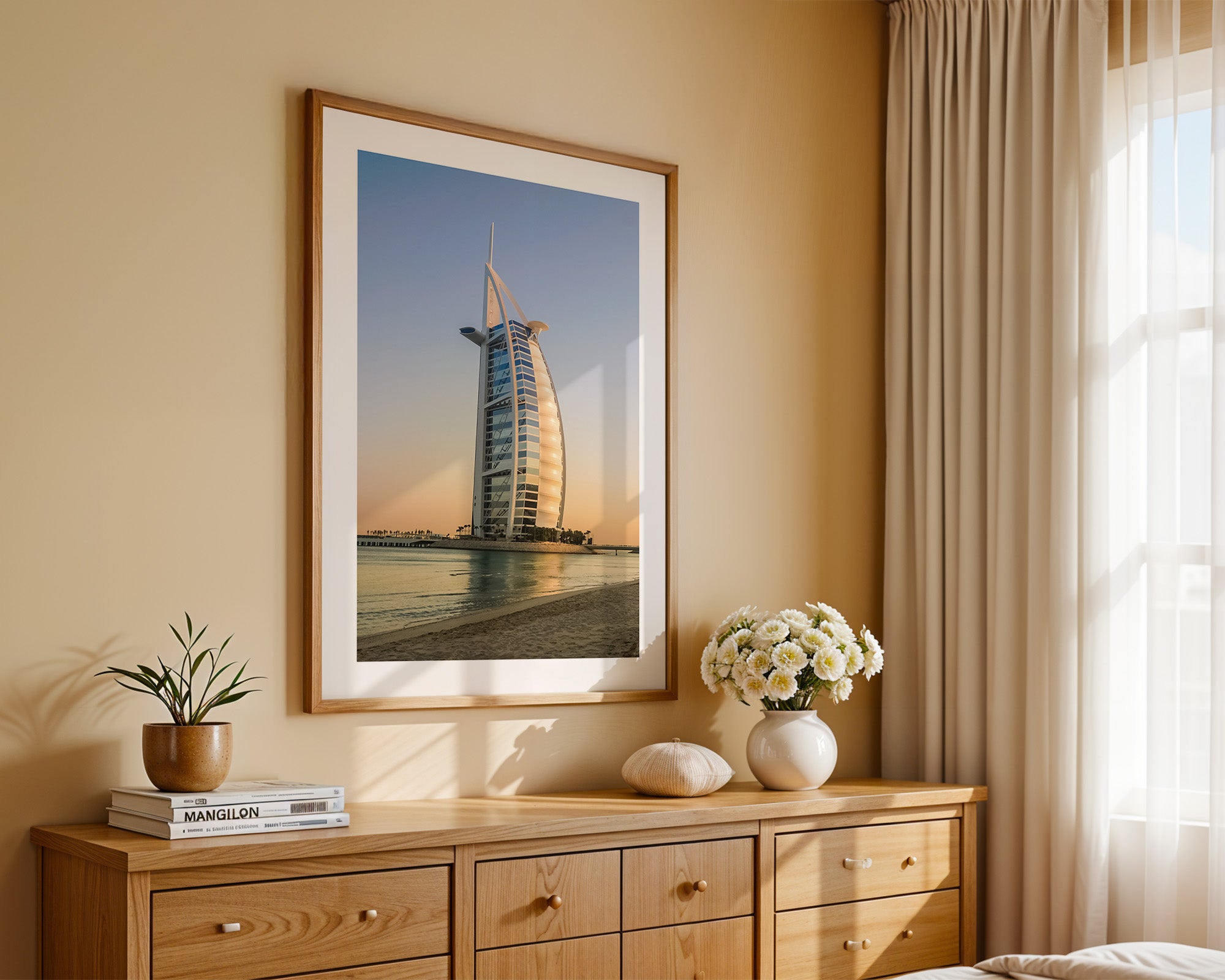 Segelgebäude vor Abendhimmel