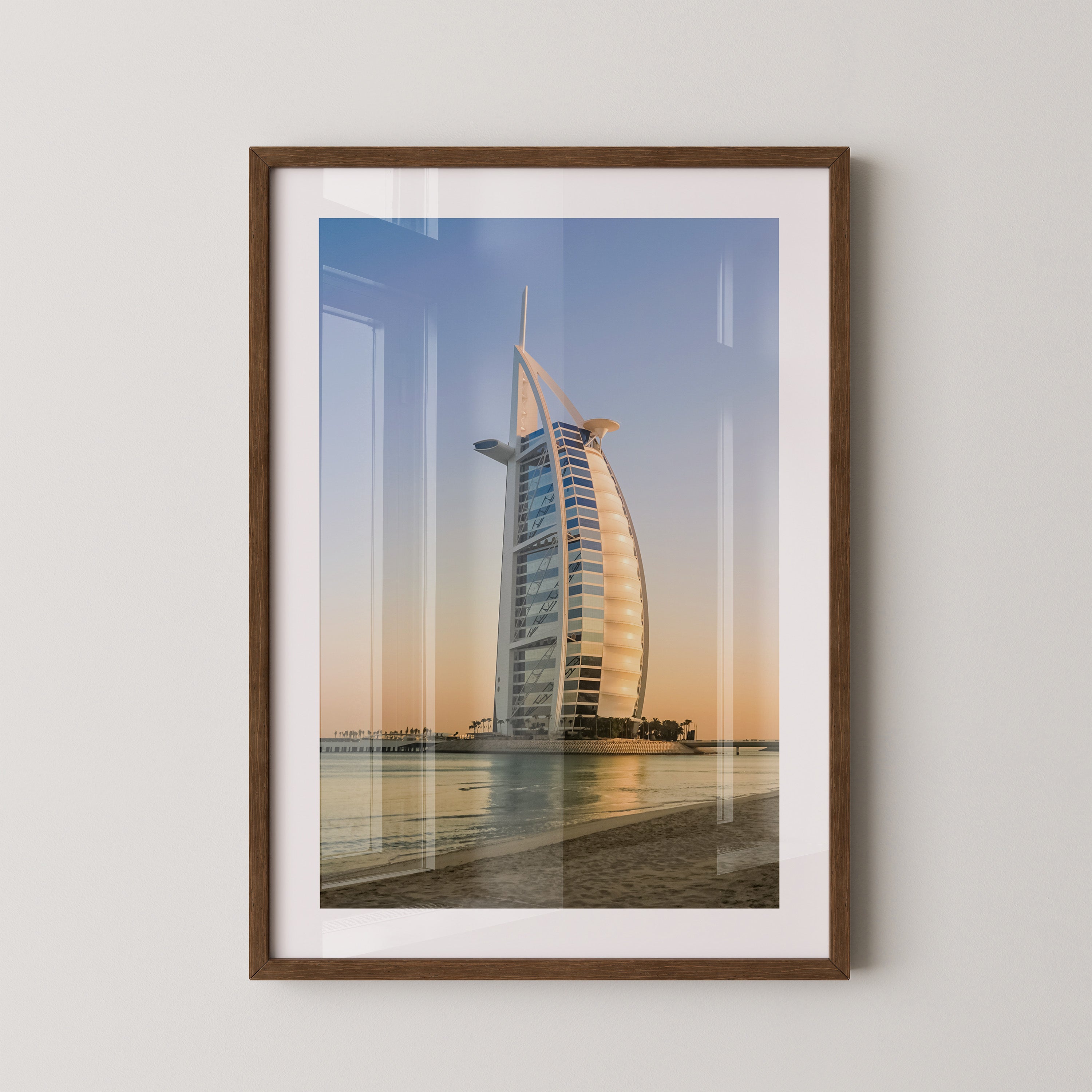 Segelgebäude vor Abendhimmel