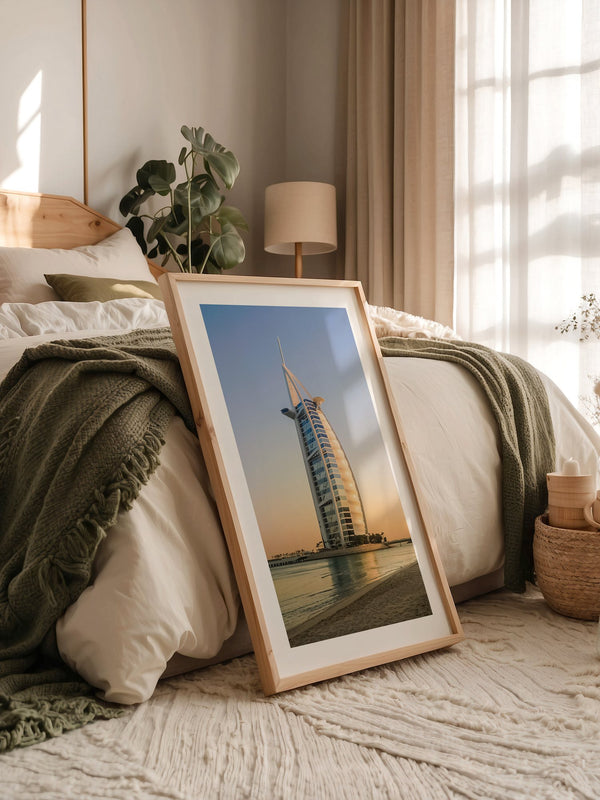 Segelgebäude vor Abendhimmel