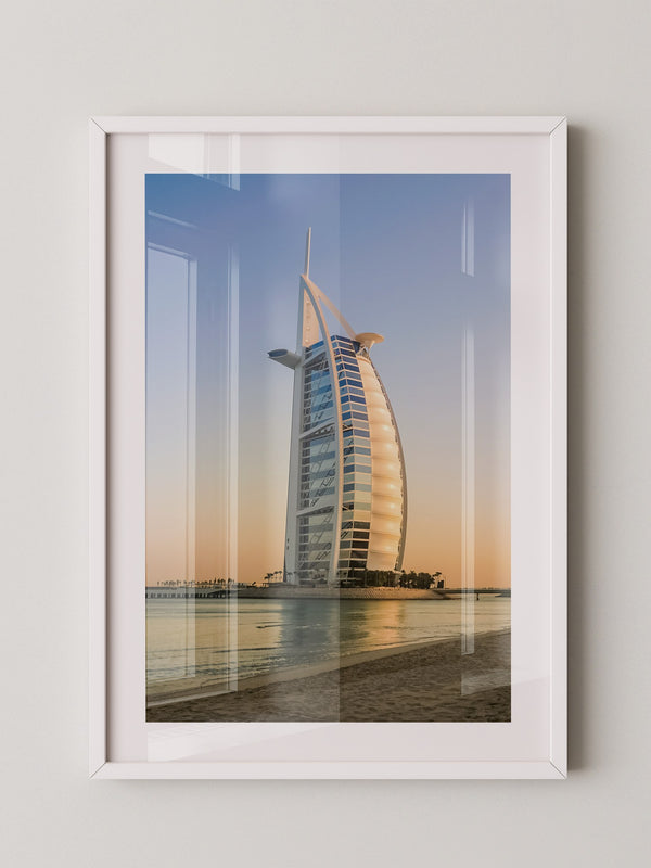 Segelgebäude vor Abendhimmel