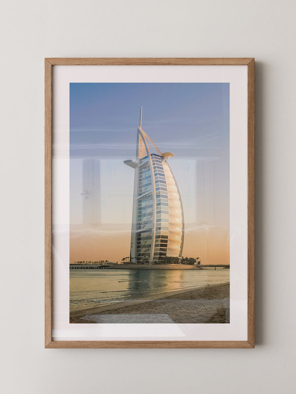 Segelgebäude vor Abendhimmel