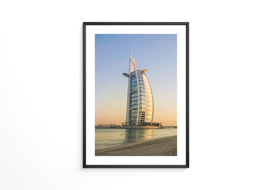 Segelgebäude vor Abendhimmel