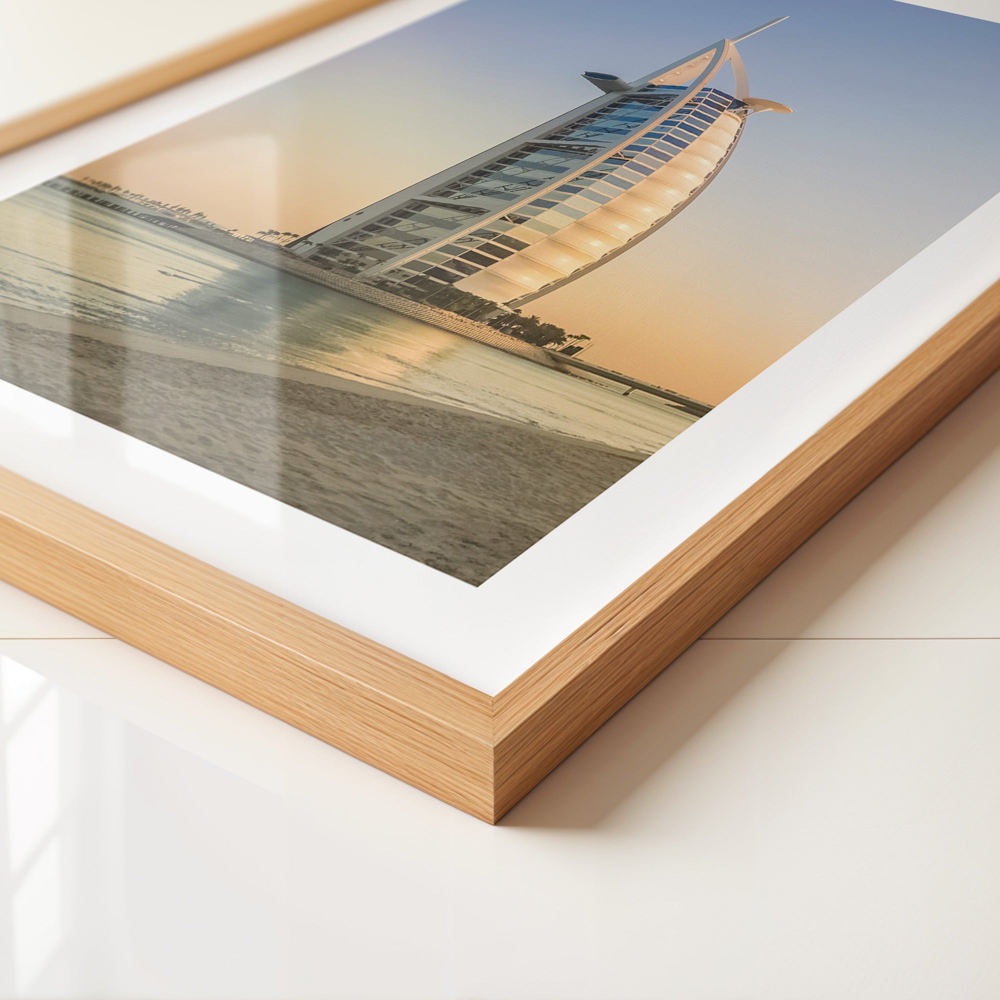 Segelgebäude vor Abendhimmel