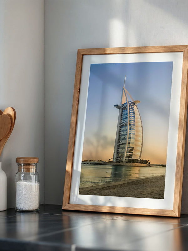 Segelgebäude vor Abendhimmel