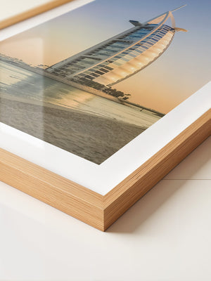 Segelgebäude vor Abendhimmel