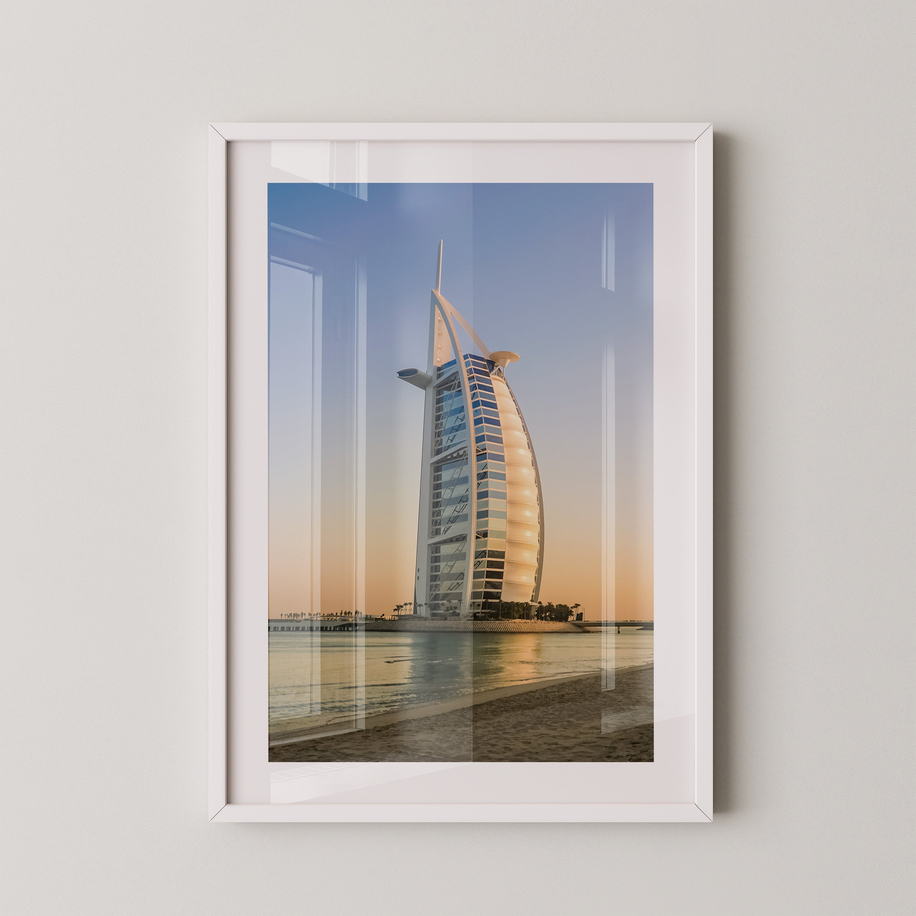 Segelgebäude vor Abendhimmel