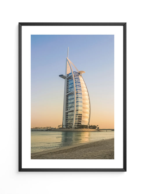 Segelgebäude vor Abendhimmel