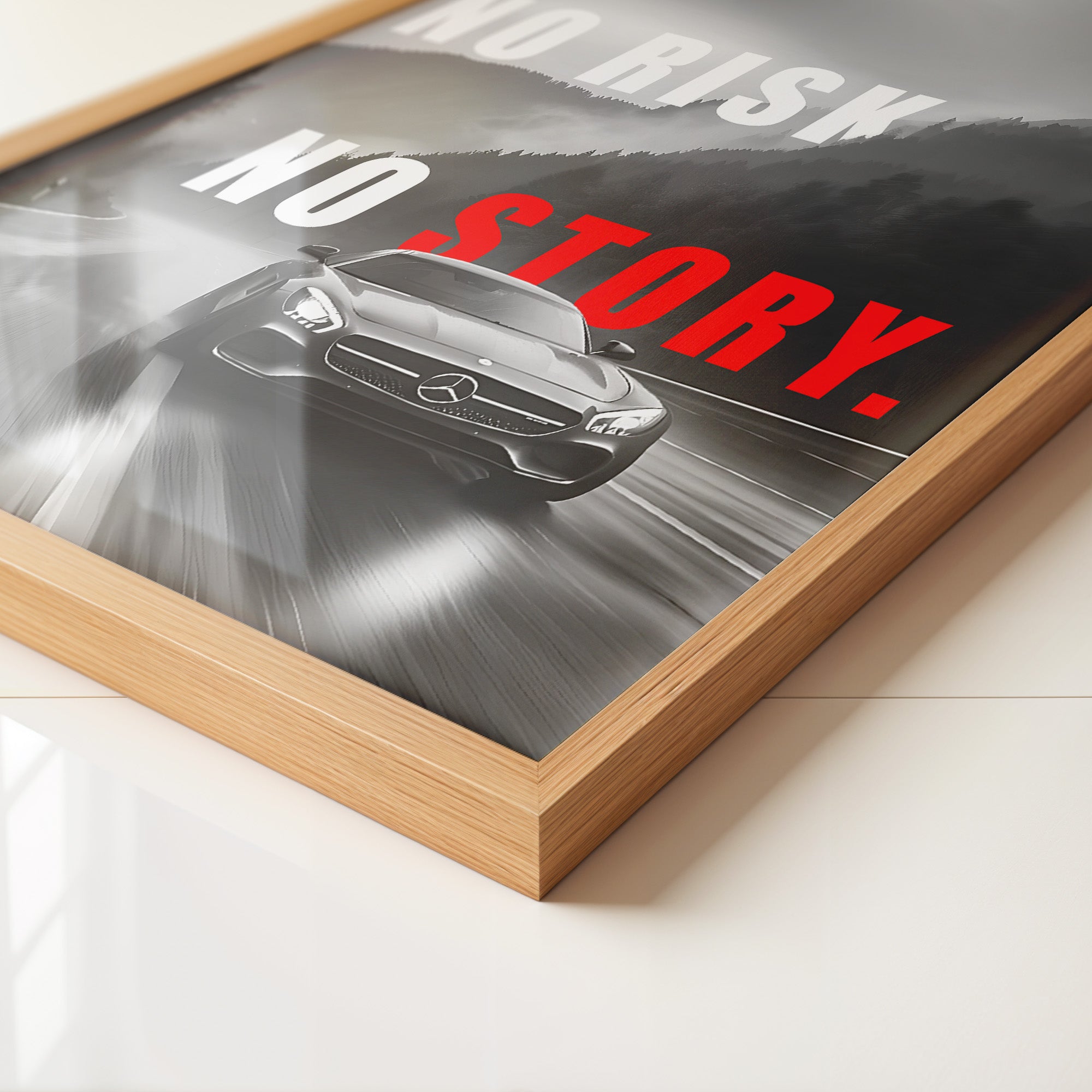 Mercedes Fahrt Regen Graustufen