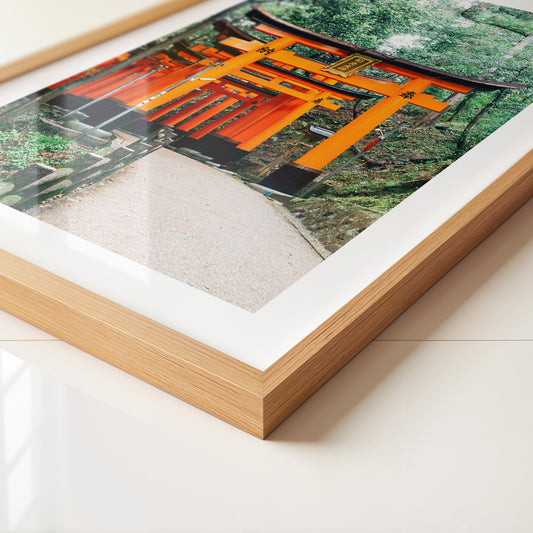 Torii Pfad leuchtend Orange