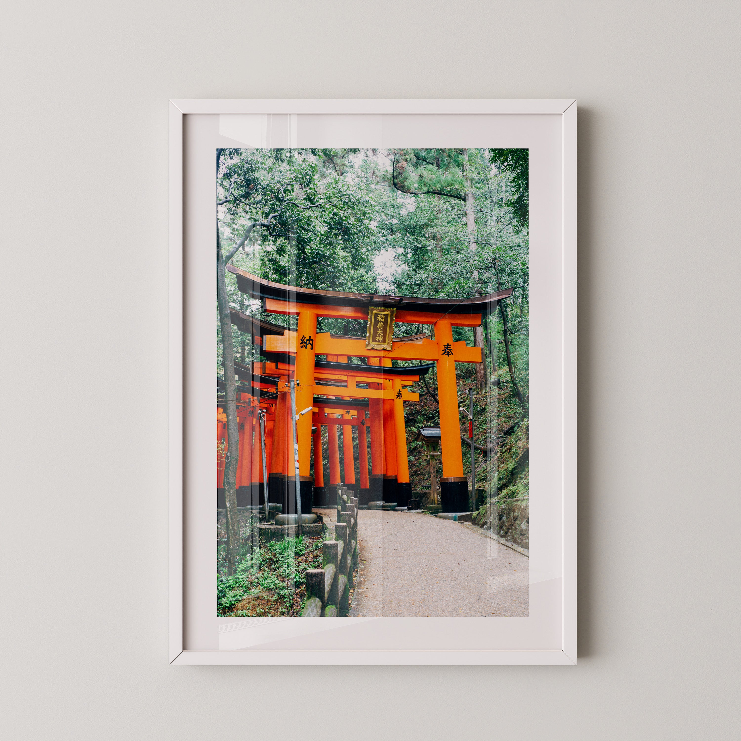 Torii Pfad leuchtend Orange