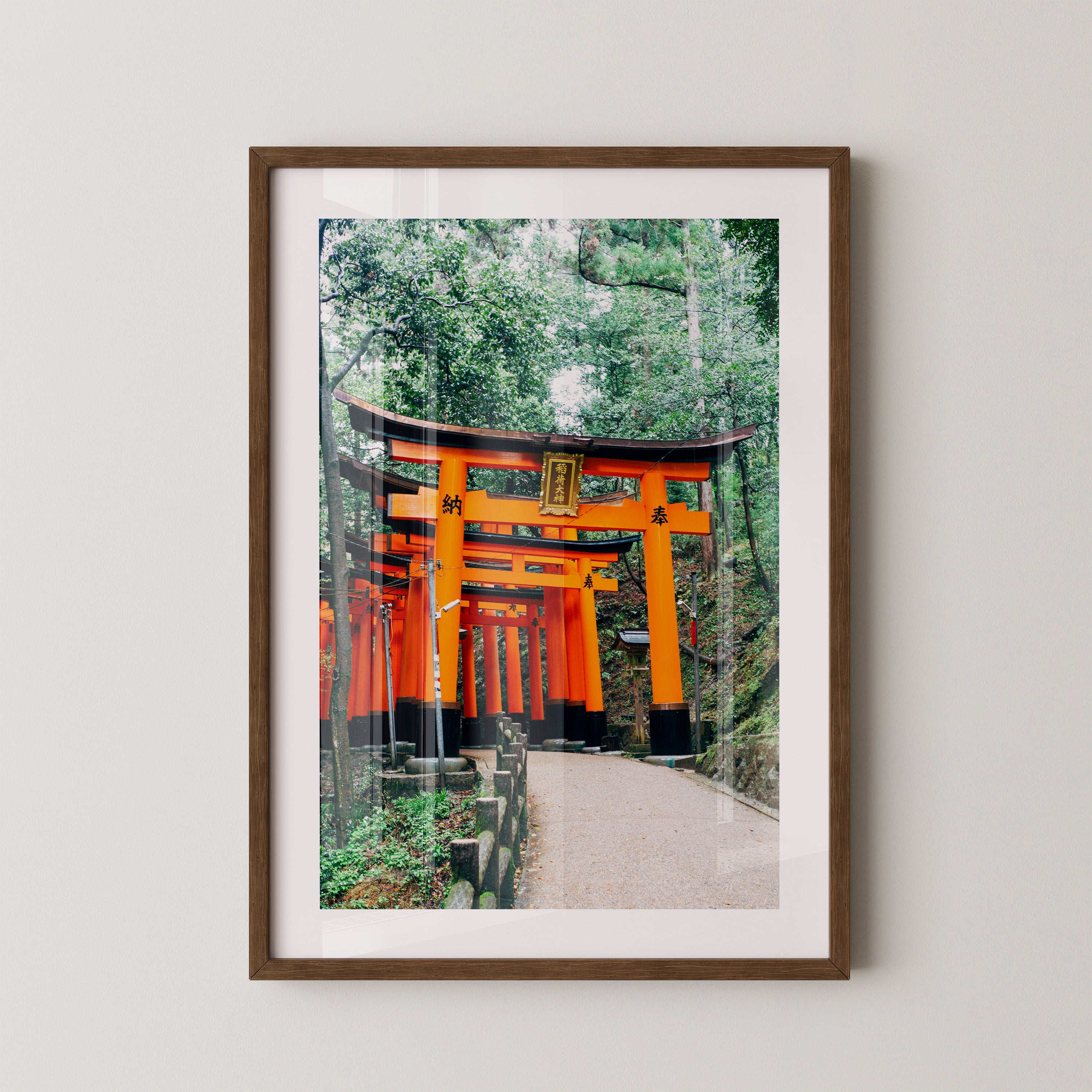Torii Pfad leuchtend Orange