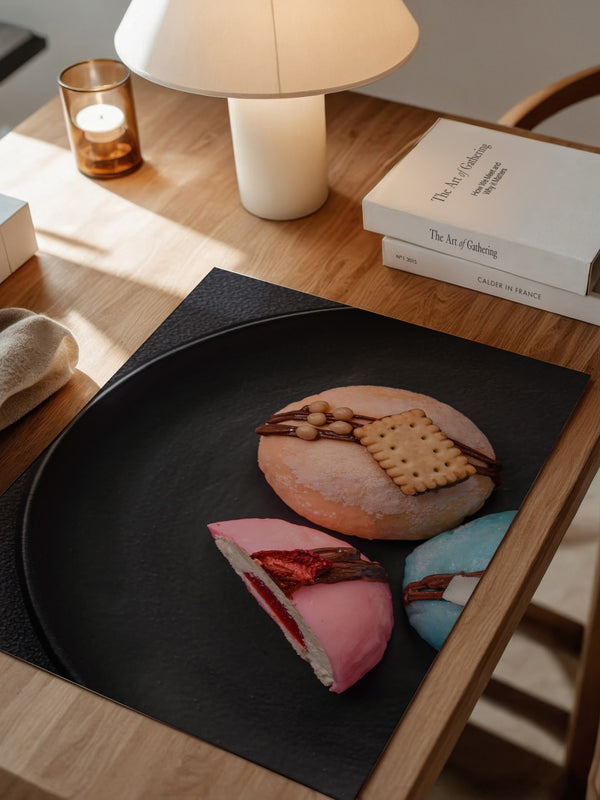 Bunte Desserts auf schwarzem Teller