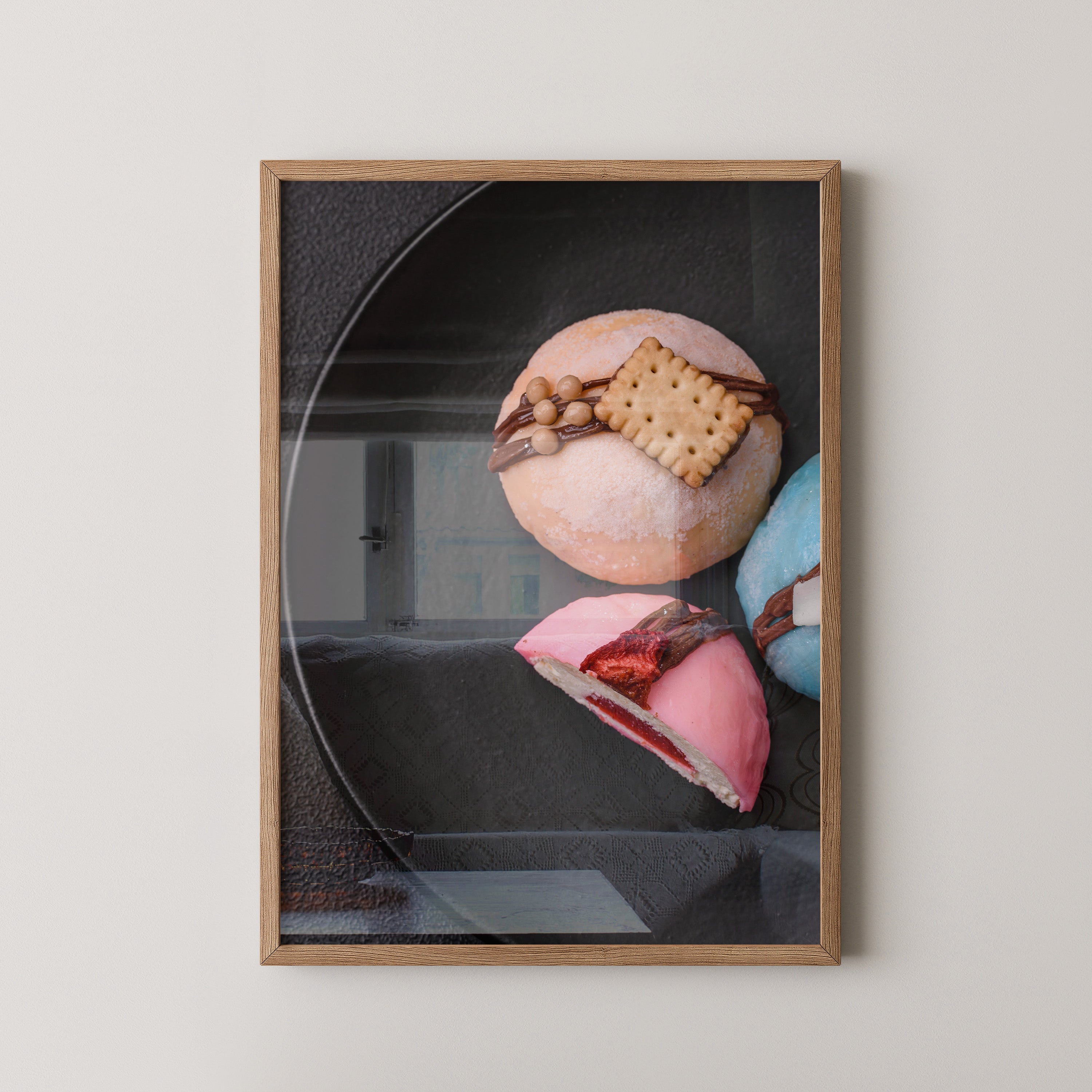 Bunte Desserts auf schwarzem Teller