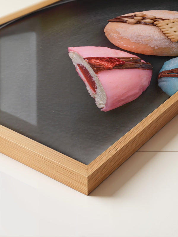Bunte Desserts auf schwarzem Teller