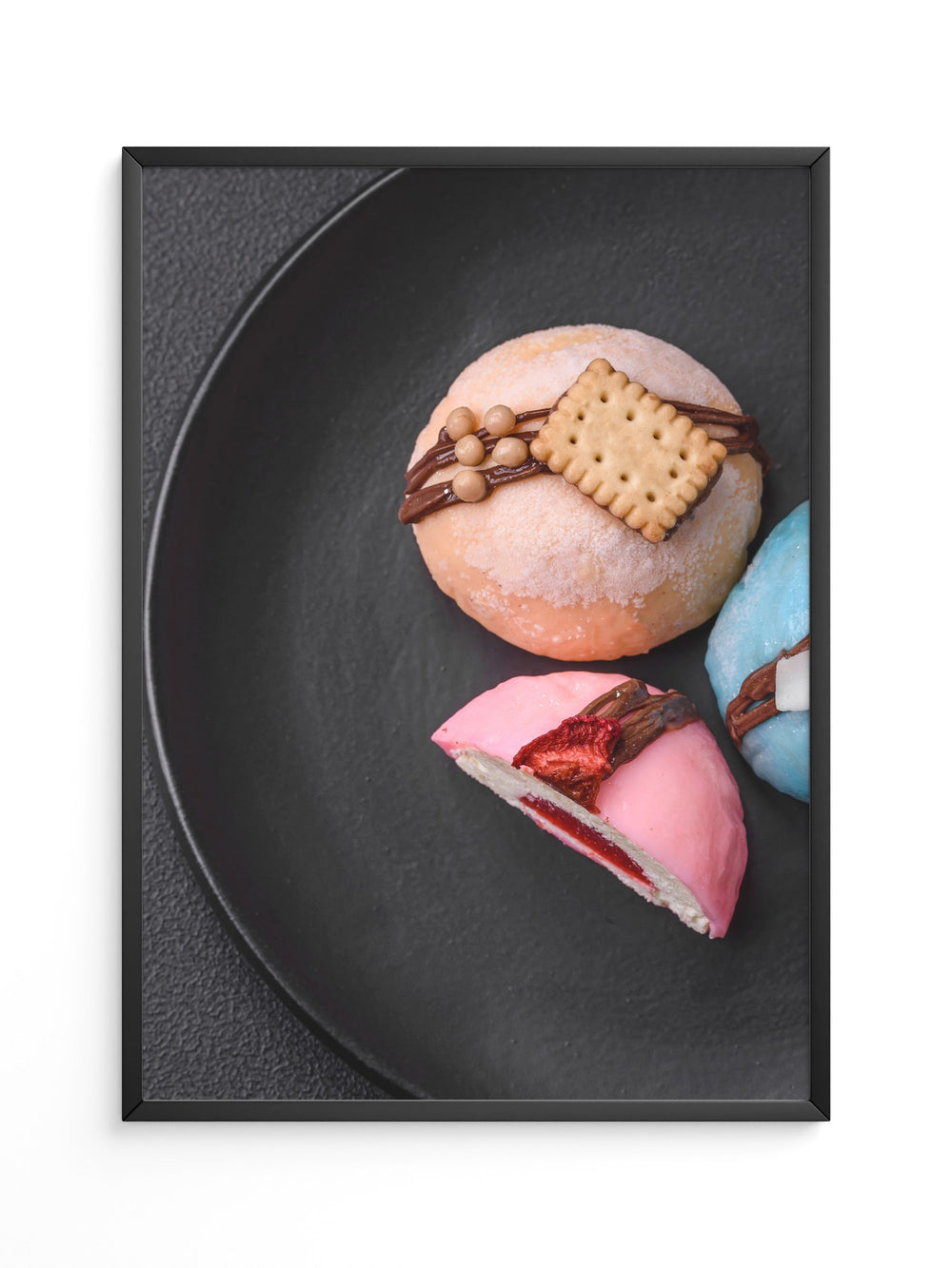 Bunte Desserts auf schwarzem Teller