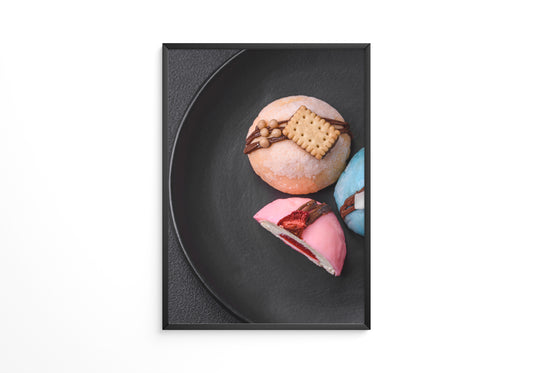 Bunte Desserts auf schwarzem Teller