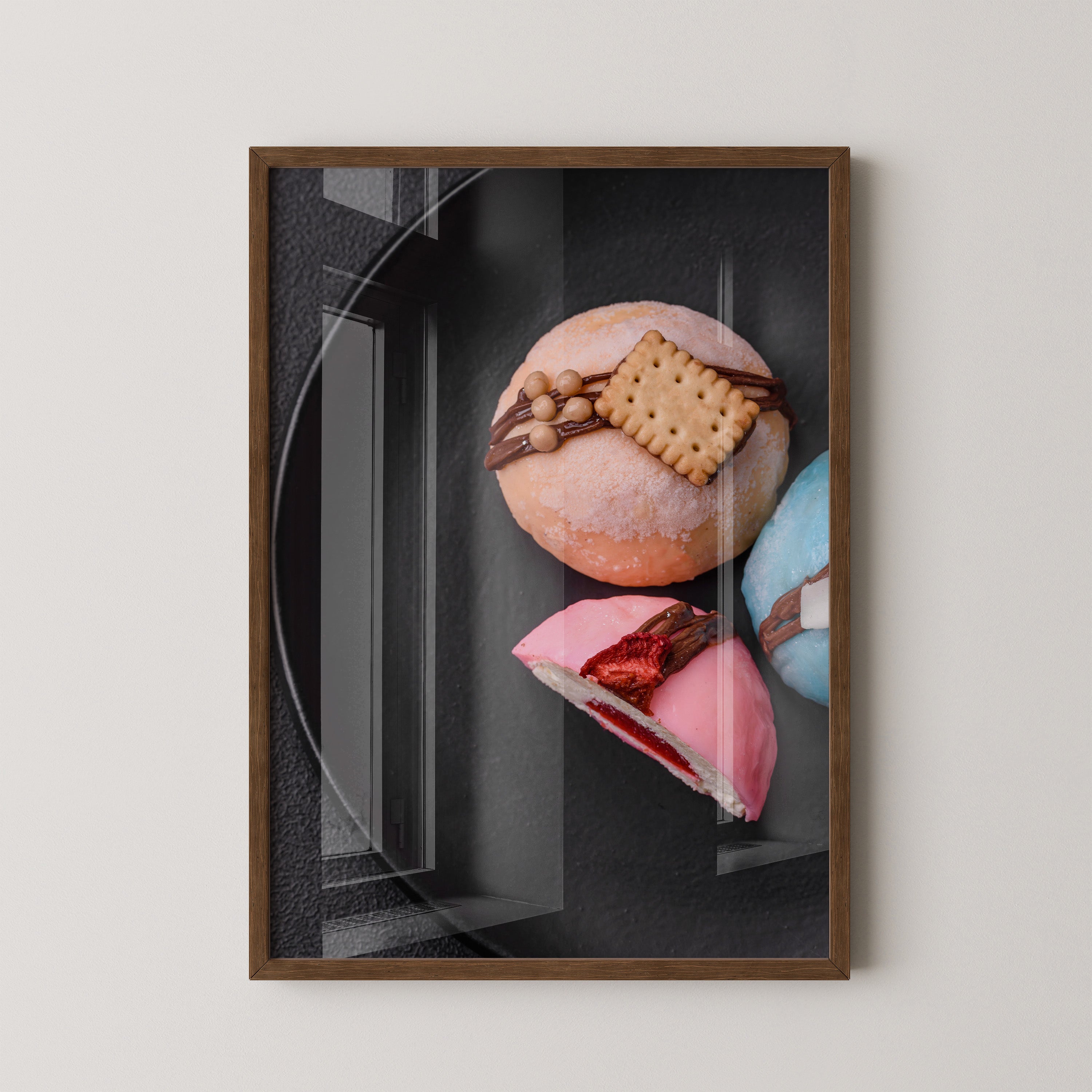 Bunte Desserts auf schwarzem Teller