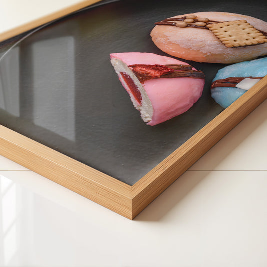 Bunte Desserts auf schwarzem Teller