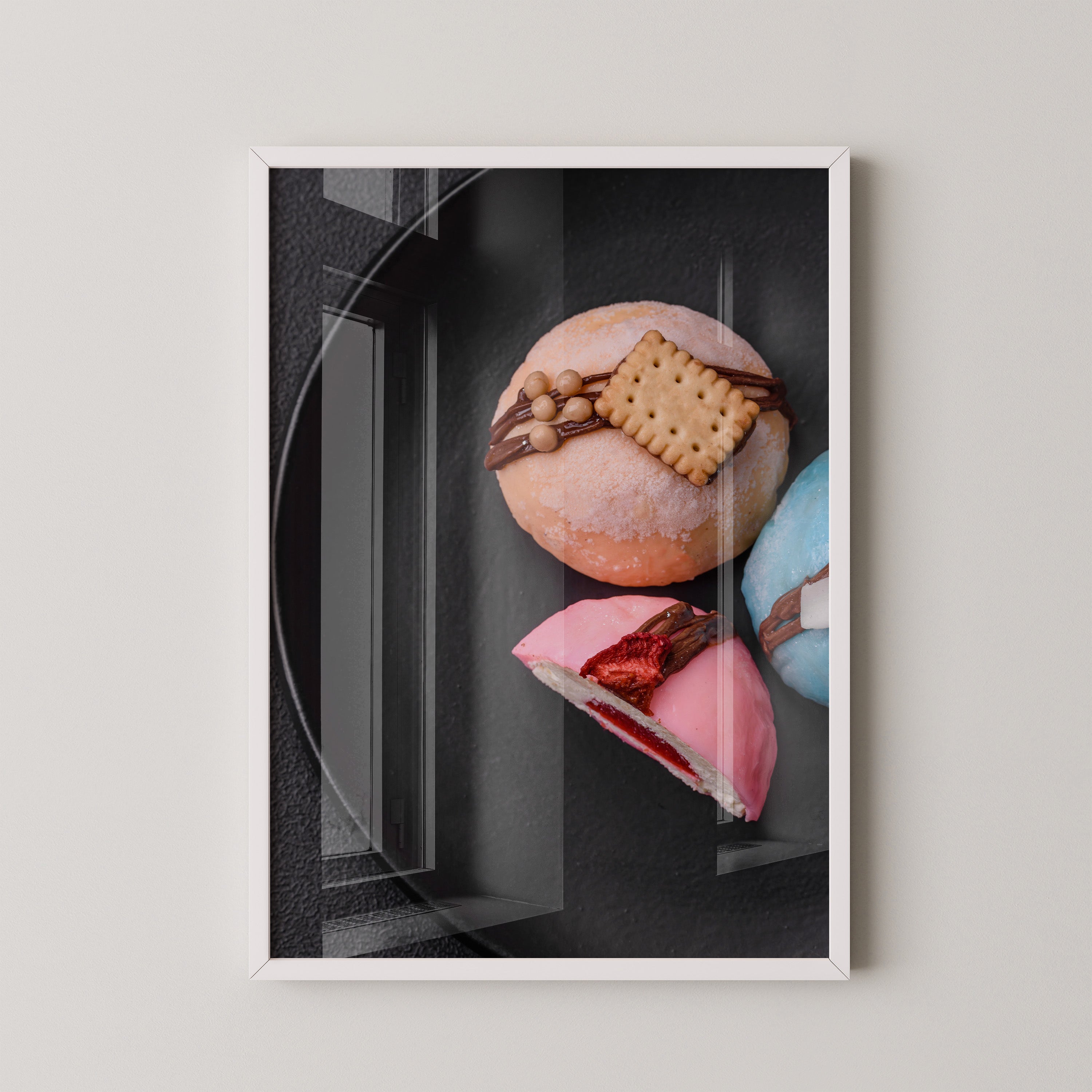 Bunte Desserts auf schwarzem Teller